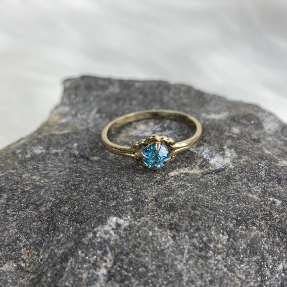 Vintage Prong Set Blue Glass Rhinestone Gold Tone Ring Size 5.5 - Picture 6 of 9